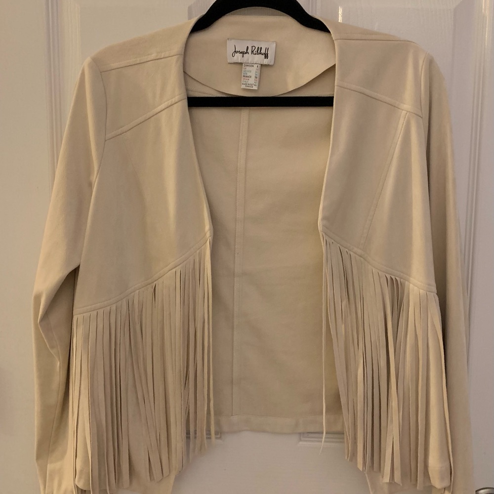 Saddle up~ we’re dressing like cowgirls!  🤠Joseph Ribkoff Fringed Jacket!
